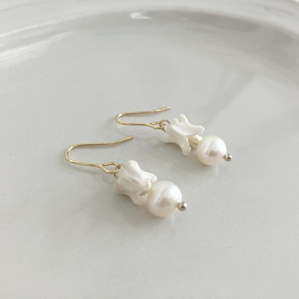 ハブの骨と淡水パールの耳飾り