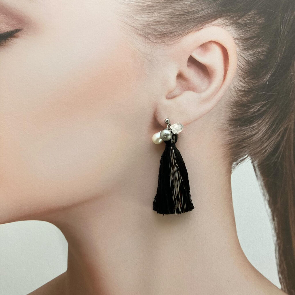 龍郷柄大島紬の糸のタッセル耳飾り