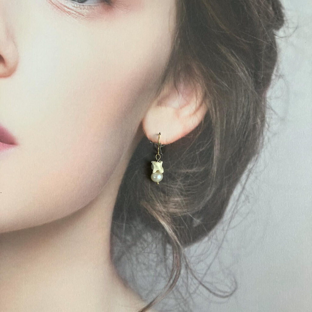 ハブの骨と淡水パールの耳飾り