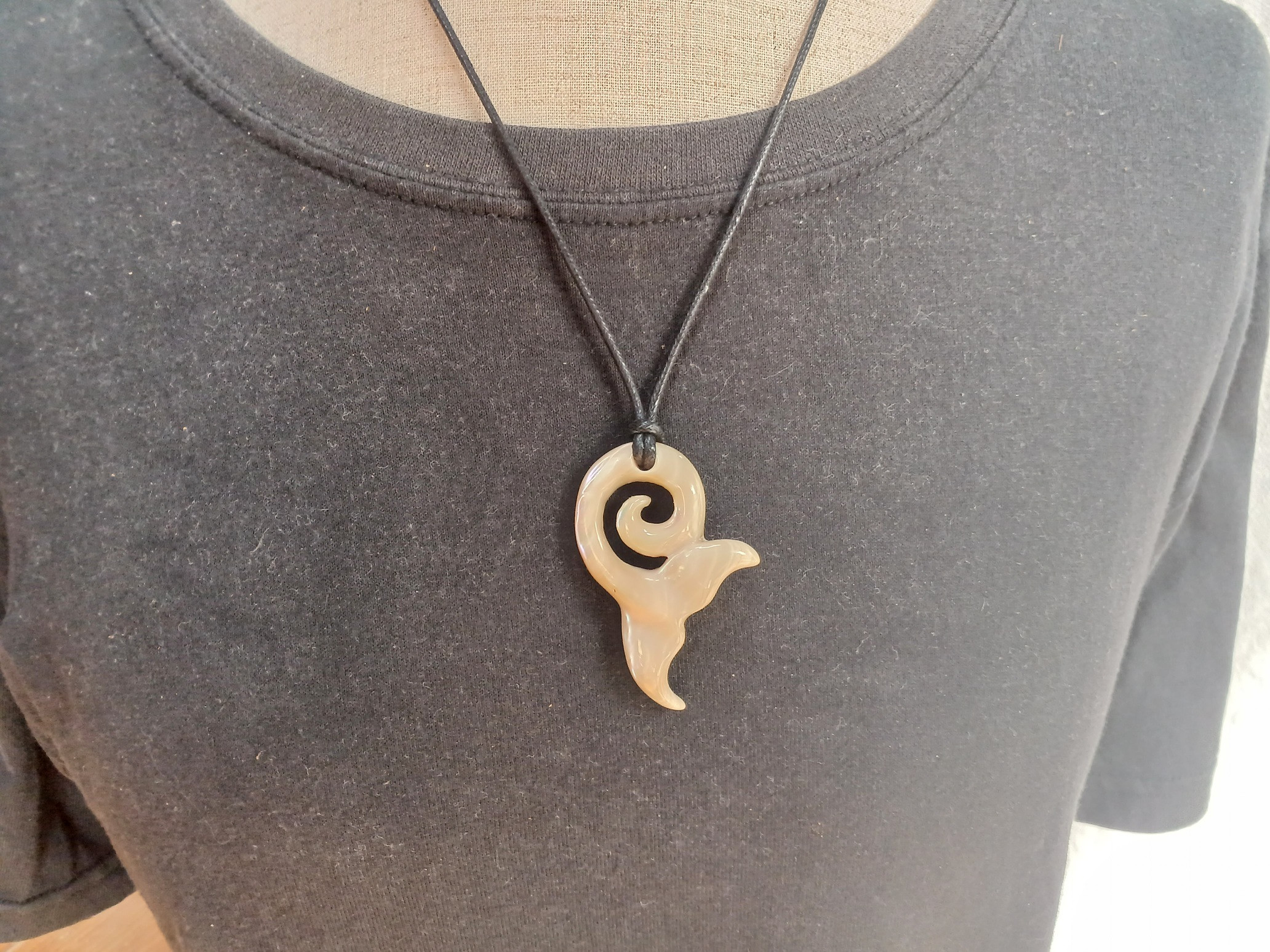 ヤコウガイのペンダント「奄美の波のうねり」