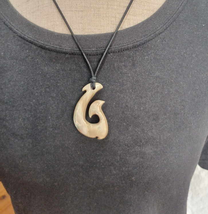 ヤコウガイ フィッシュフック ペンダント – 海の守りモチーフ –