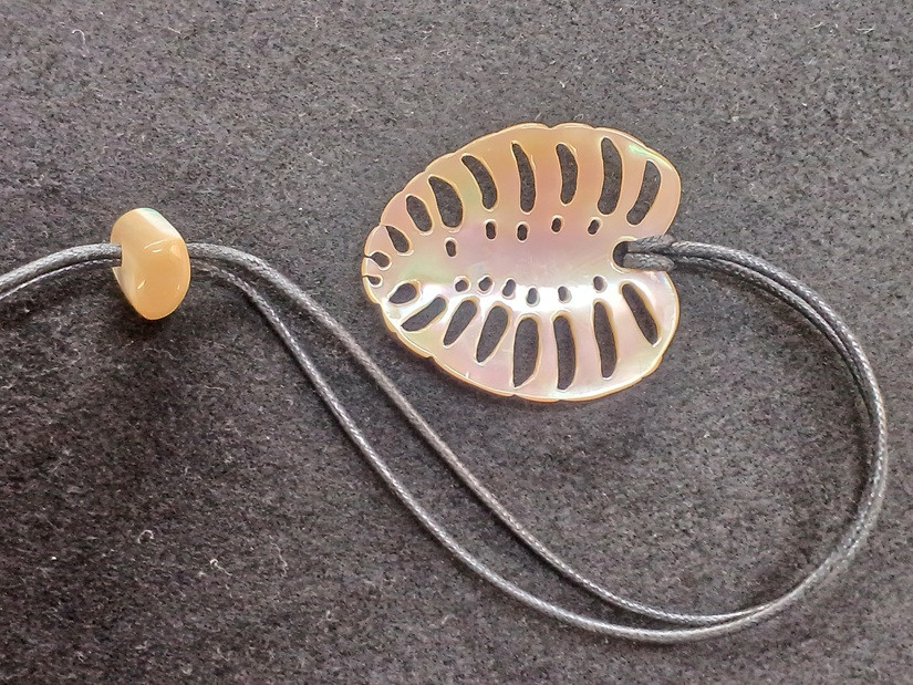 奄美の海から生まれた、世界に一つのモンステラペンダント