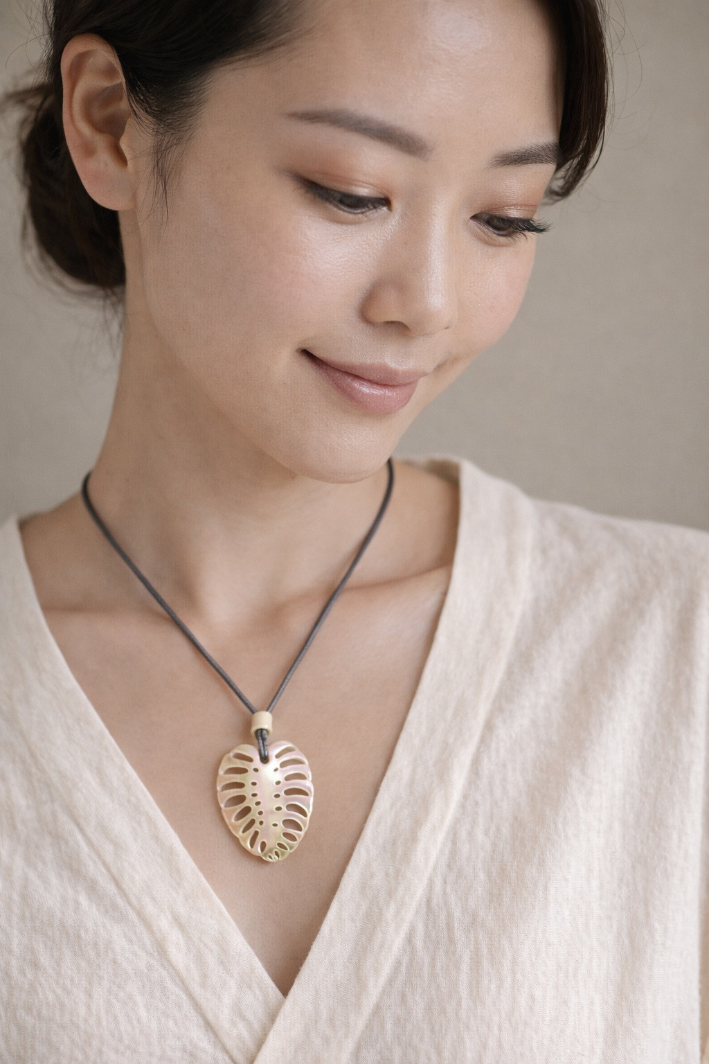 奄美の海から生まれた、世界に一つのモンステラペンダント