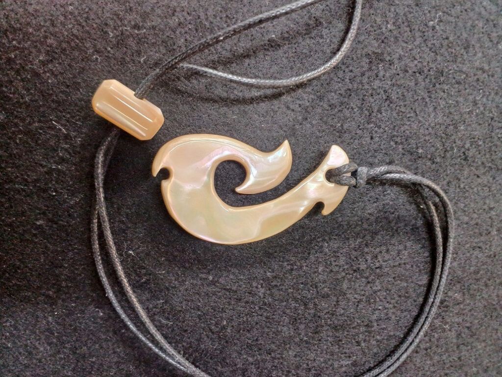 ヤコウガイ フィッシュフック ペンダント – 海の守りモチーフ –