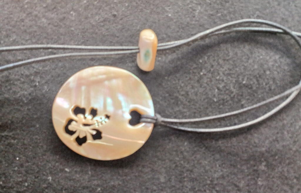 ルセイヤ　夜光貝ペンダント（ハイビスカス）