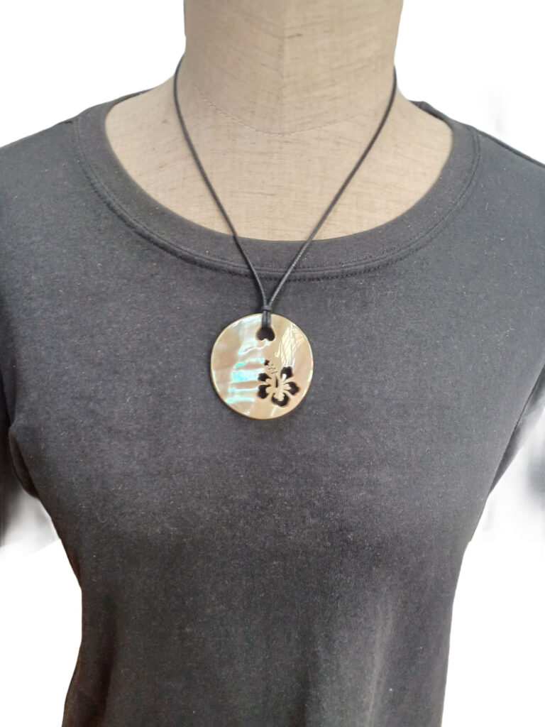 ルセイヤ　夜光貝ペンダント（ハイビスカス）